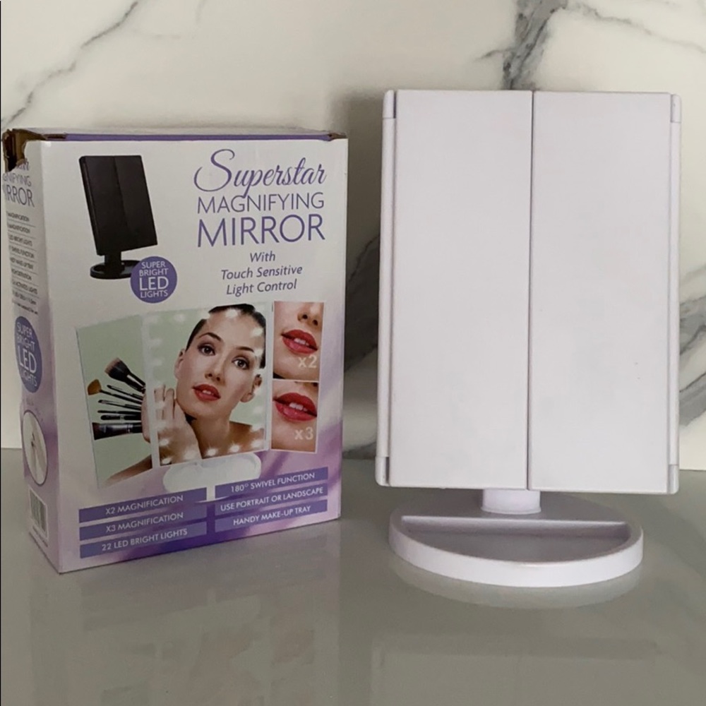 Magnifying mirror touch light control NEVER USED